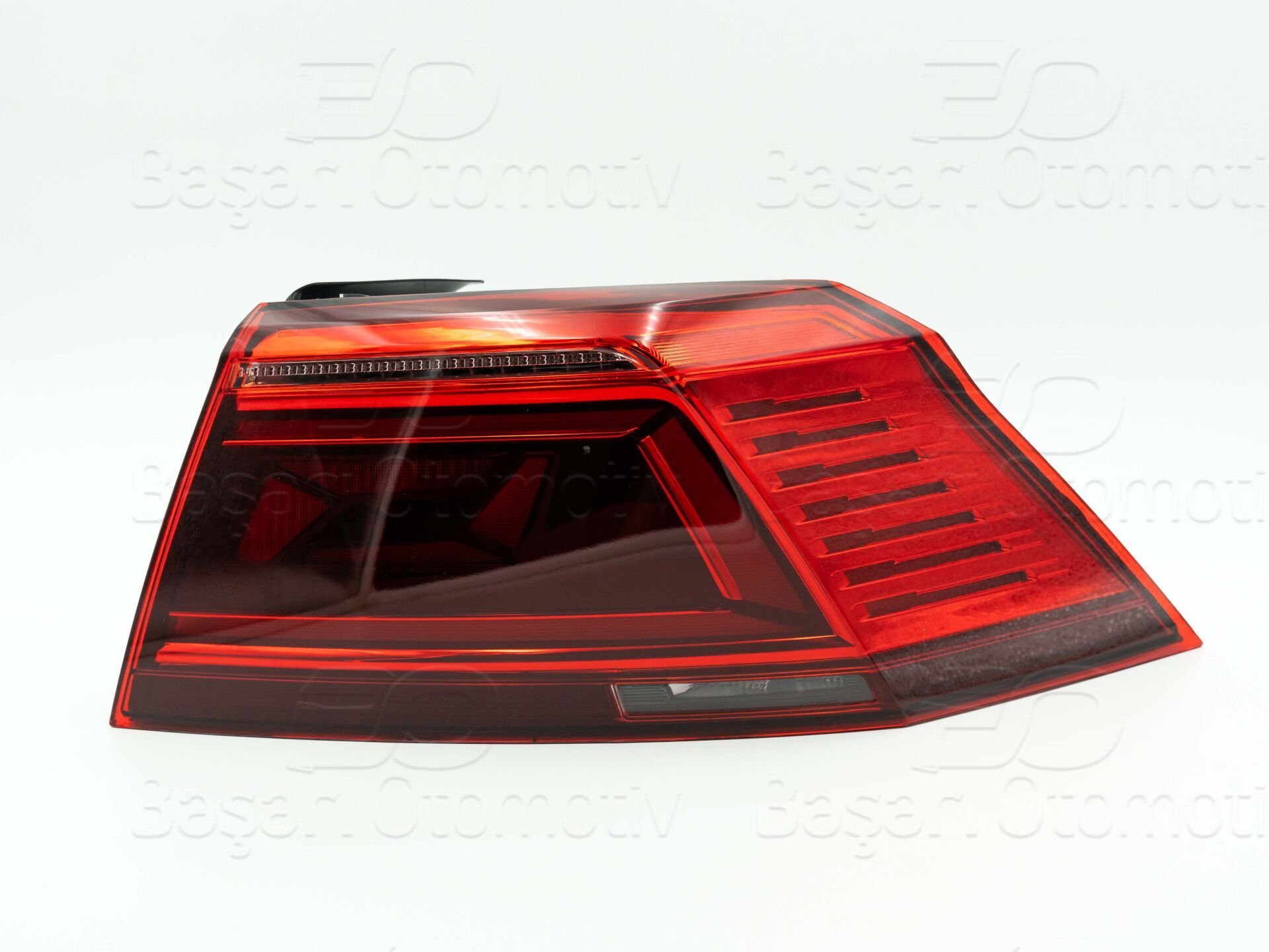 Volkswagen Passat B8.5 Elegance R-Line 2019 ve Sonrası Sağ Dış Stop Lambası