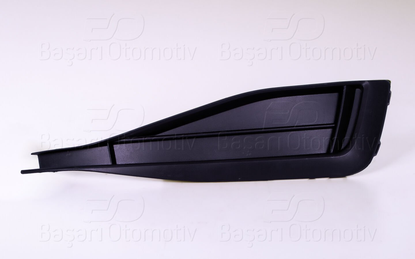 Volkswagen Passat 2019 ve Sonrası Uyumlu Sağ Sissiz Pütürlü Siyah Tampon Izgarası