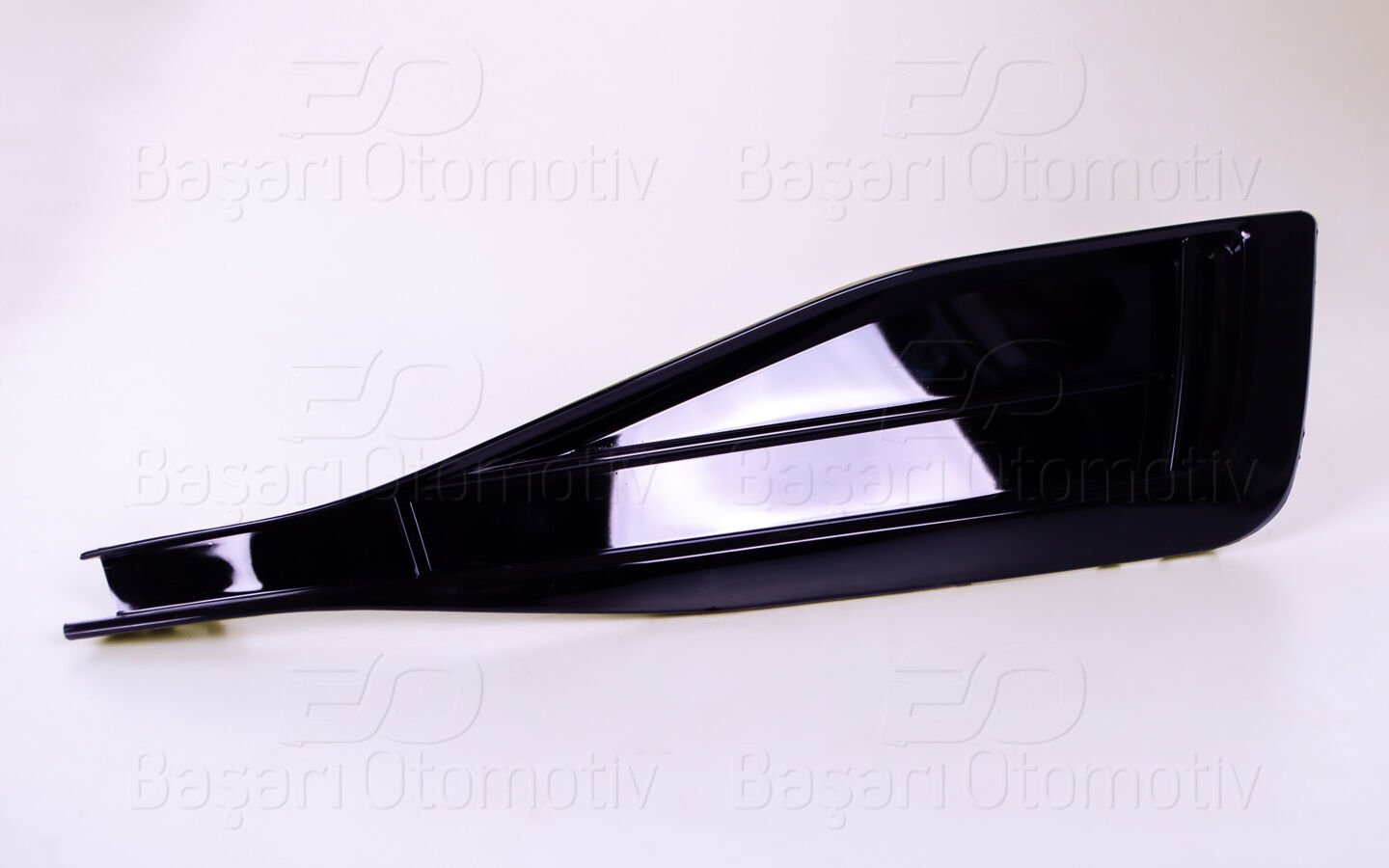 Volkswagen Passat 2019 Sonrası Uyumlu Sağ Sissiz Parlak Siyah Tampon Izgarası