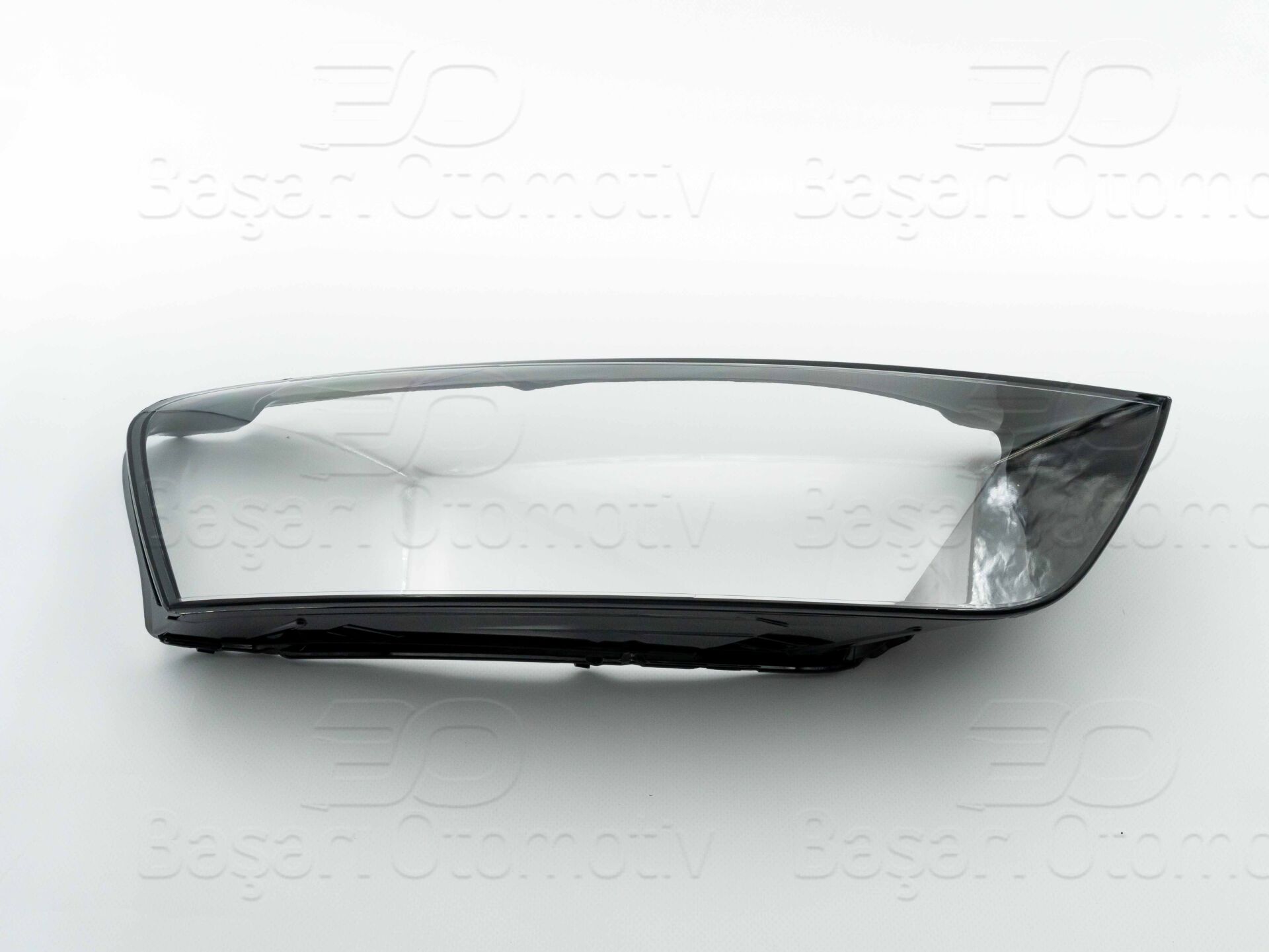 Audi Q3 2016 Sonrası Sağ Far Camı