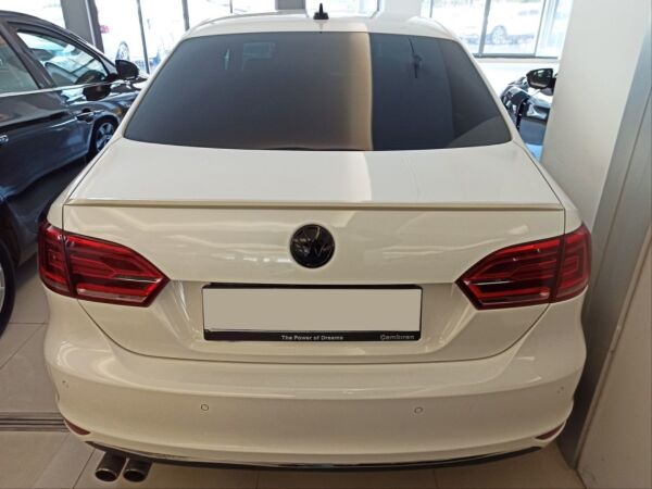 Volkswagen  Jetta ( 2012 - 2018 ) Arası Uyumlu Wıng Spoiler / Piano Black