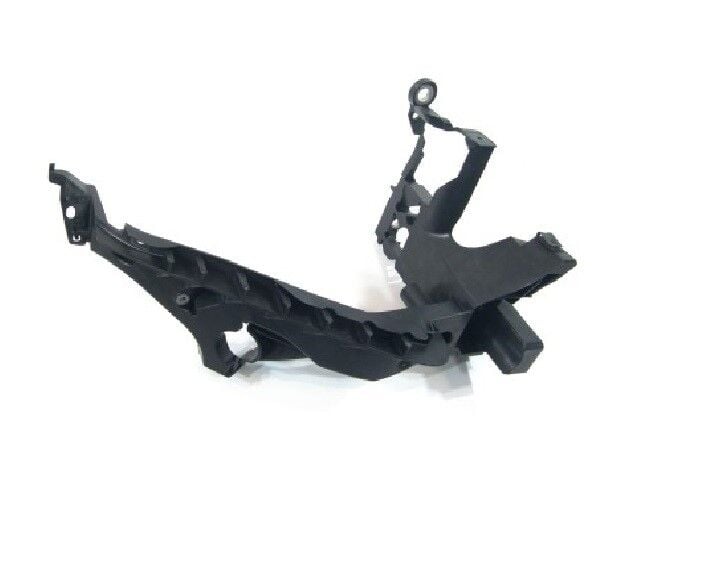 Audi A4 2013 Sonrası Sağ Far Braketi