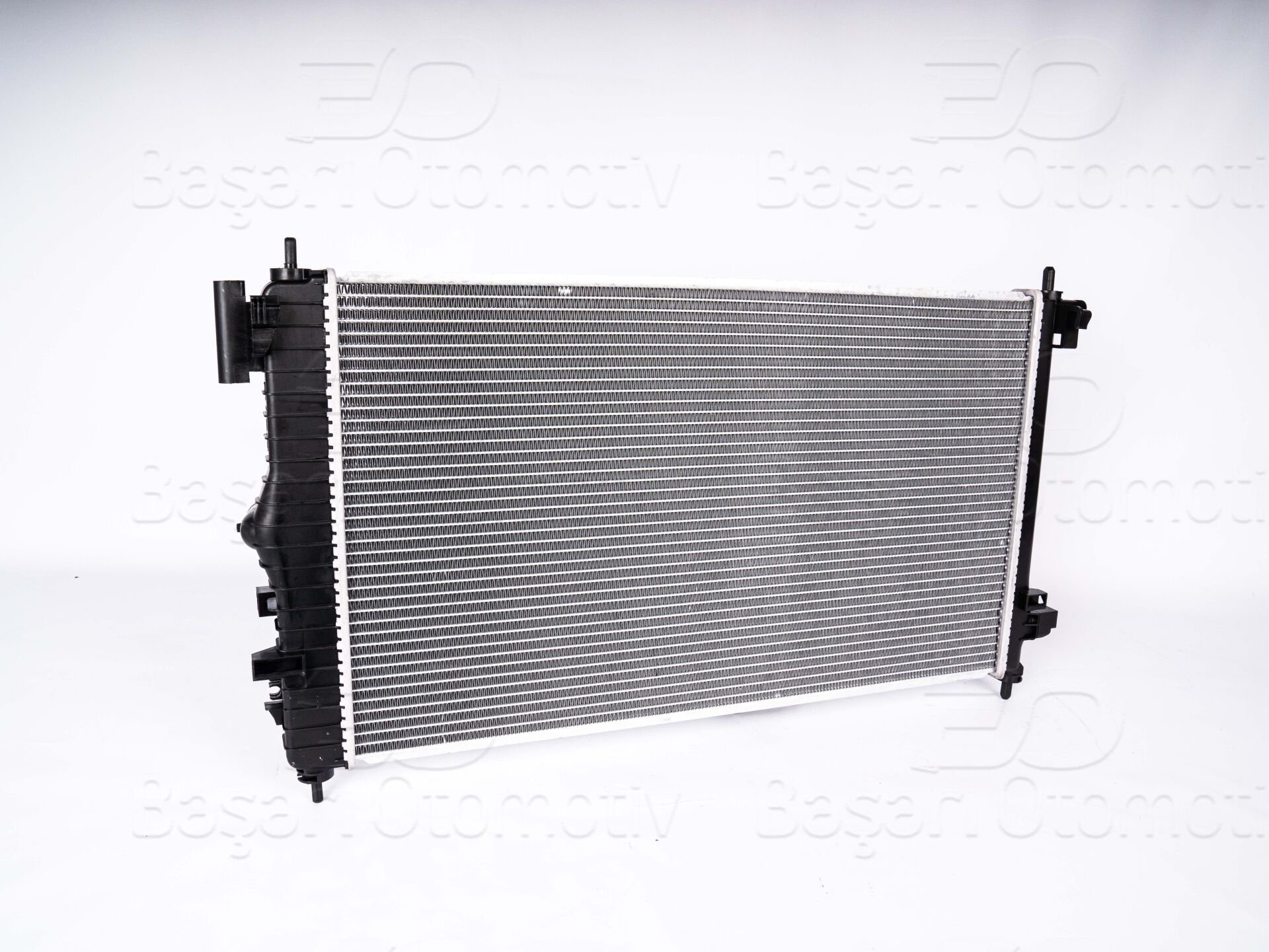 Opel Insignia 2.0T 2.8T Motor Uyumlu Su Radyatörü