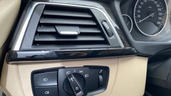 BMW 3 Serisi F30 Göğüslük Çıtası Piano Black - 2 Parça