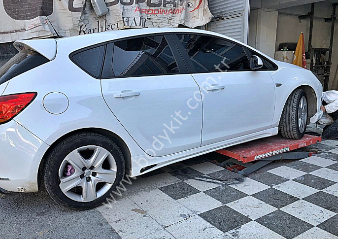 Opel Astra J Uyumlu Yedek Parça Delikli Marşpiyel